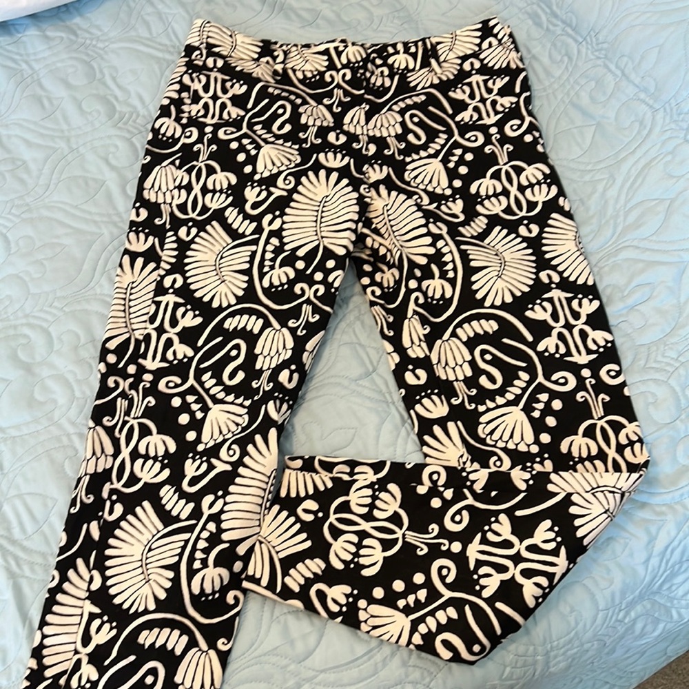 Black-and-white Capri pants